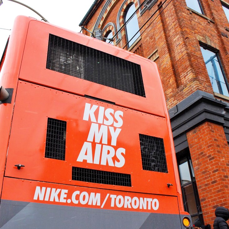 KissMyAirs_backofbus